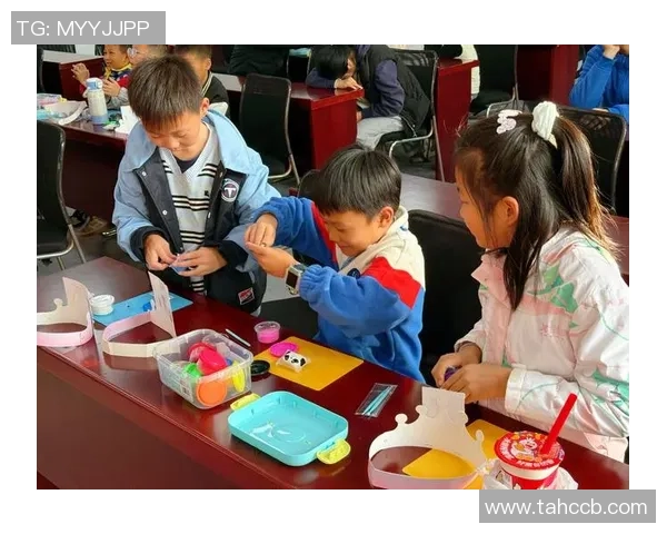 瘦小足球明星的传奇故事与成就揭秘,谁是球场上的小巨人 瘦小足球明星的传奇故事与成就揭秘,谁是球场上的小巨人