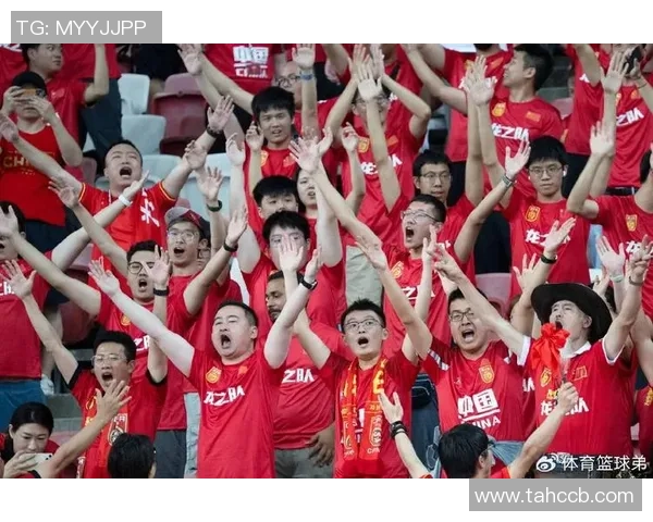 足球明星亲临现场签名互动视频记录球迷热情瞬间 足球明星亲临现场签名互动视频记录球迷热情瞬间