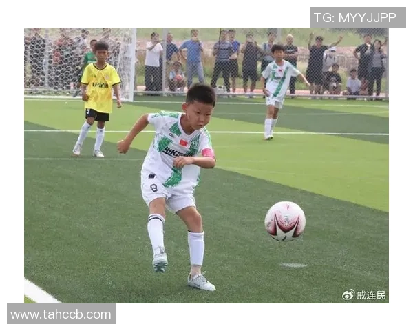 足球明星携手背书包视频传递青春梦想与拼搏精神