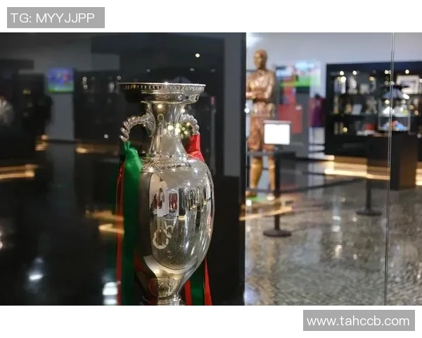 足球明星街头被认出引发粉丝狂欢瞬间感受明星魅力与平民生活的交融