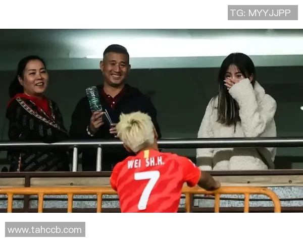 闪耀绿茵场的爱情象征戴戒指的足球明星们的浪漫故事